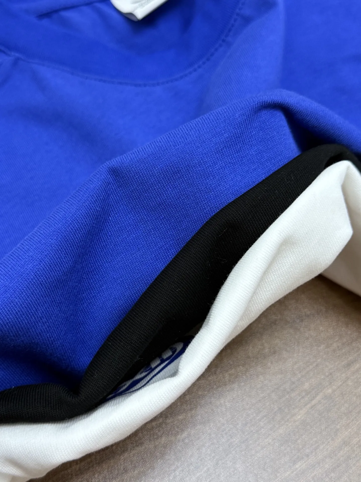 2026New Arrival Adidas clover motorcycle style logo print casual couple short-sleeved T-shirt unlocks the possibility of dual wear for sports and daily life! Simple and elegant without being ostentatious. Made of high-quality cotton, it is soft and skin-friendly, has no sense of restraint in daily wear, and can stay refreshing and breathable during exercise. The neat silhouette fits your body shape without being sloppy or bulky. It can be worn with ease whether paired with sweatpants for an energetic sports look or casual pants for a daily commuting look. Classic Adidas Quality blessing, washable and durable, it is a cost-effective choice for daily wear. Style number: A 223# Color: Black White Blue Size: S-XXL Length Bust Sleeve and shoulder length Recommended weight S 66 100 34 100-120 catties M 68 104 35 120-140 catties L 70 108 36 140-160 Jin XL 72 112 37 160-180 Jin XXL 74 116 38 180-200 Jin